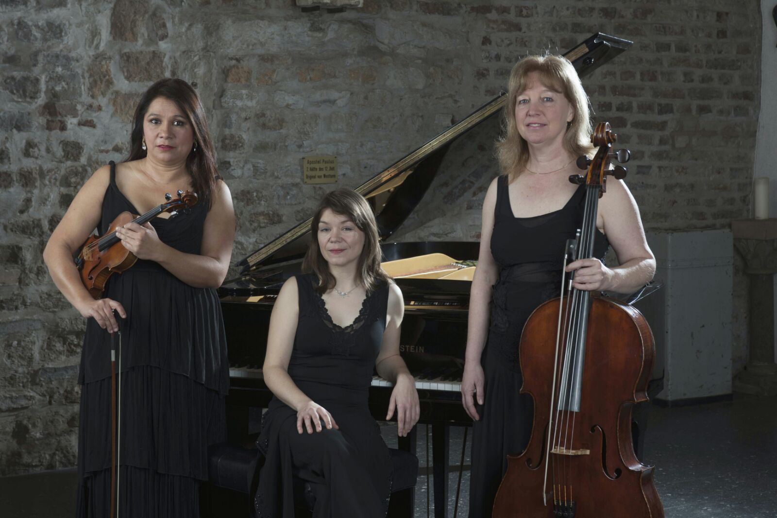 Tria (Marisa Aramayo, Marie Charline Foccroulle, Polly Lohrer)
